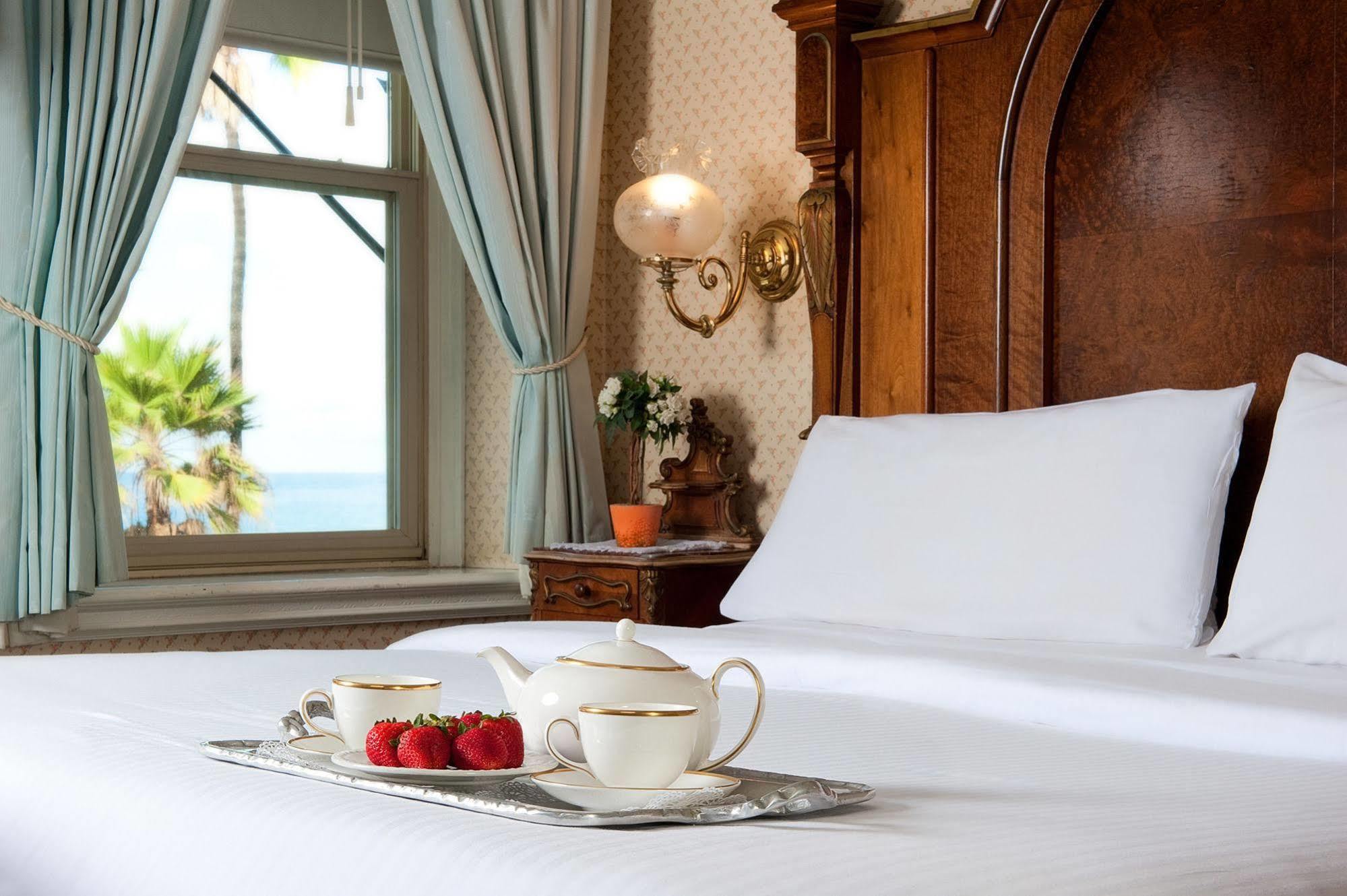 Doryman'S Oceanfront Inn Нюпорт Бийч Екстериор снимка