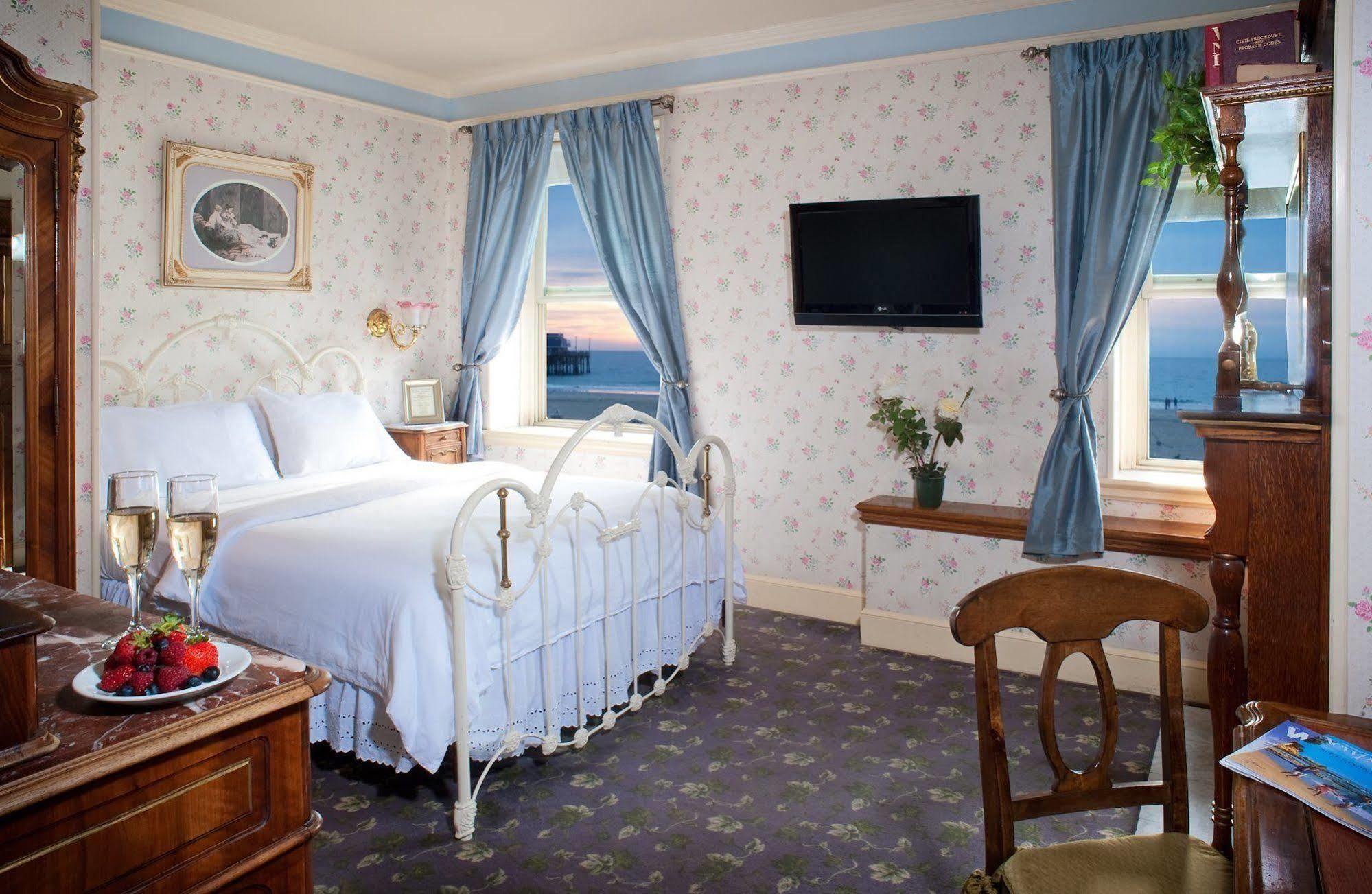 Doryman'S Oceanfront Inn Нюпорт Бийч Екстериор снимка