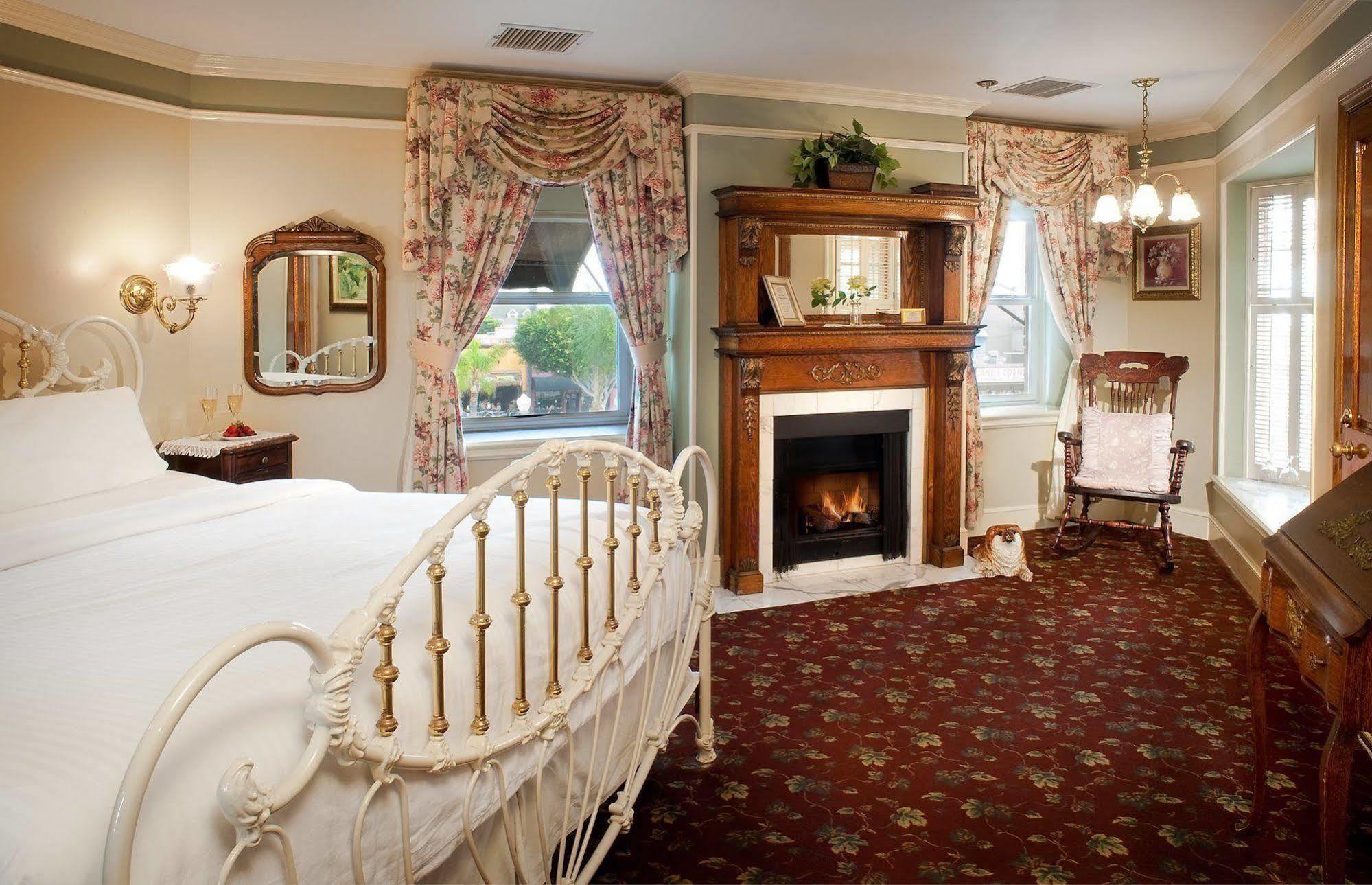 Doryman'S Oceanfront Inn Нюпорт Бийч Екстериор снимка