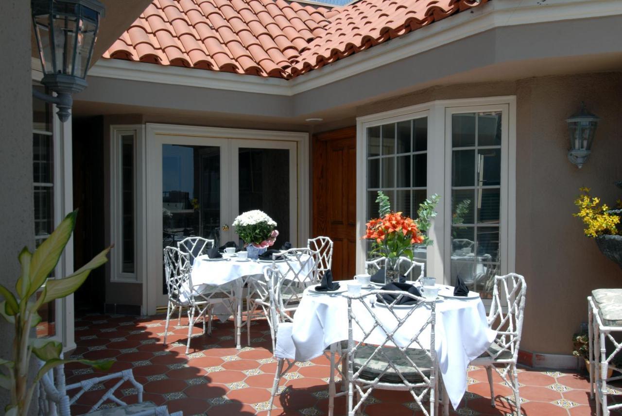 Doryman'S Oceanfront Inn Нюпорт Бийч Екстериор снимка